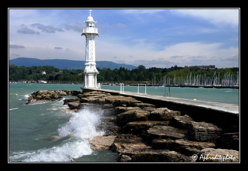 112 La jetée des paquis avec son phare, un jour de bise